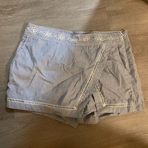 Vineyard vines skort blue and white striped size 4